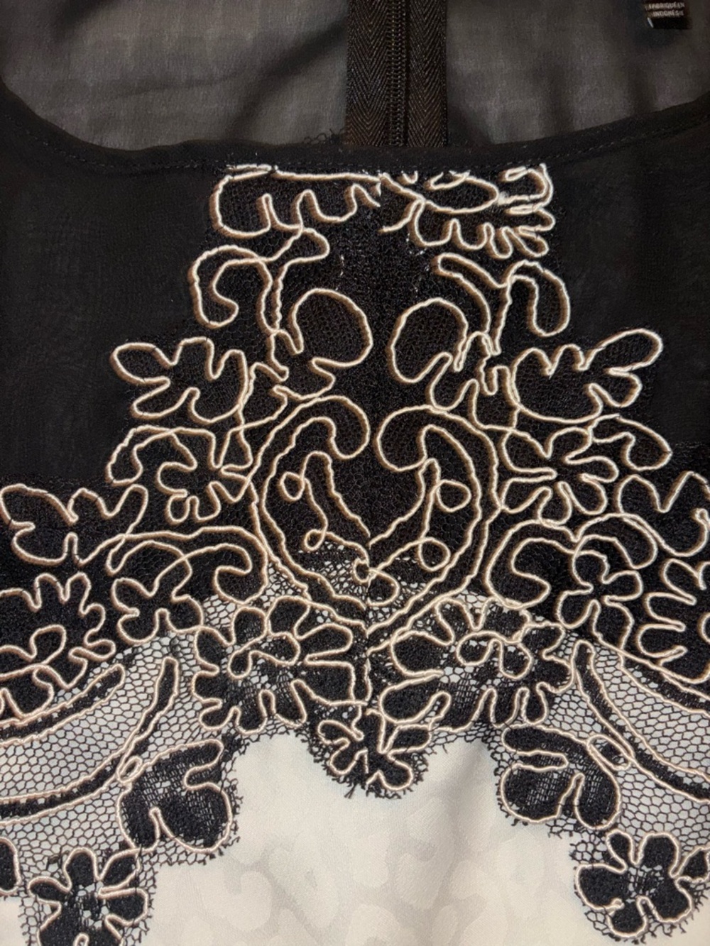 White House Black Market Black Ivory Lace Applique Sleeveless Blouse Size 12 - Picture 3 of 8